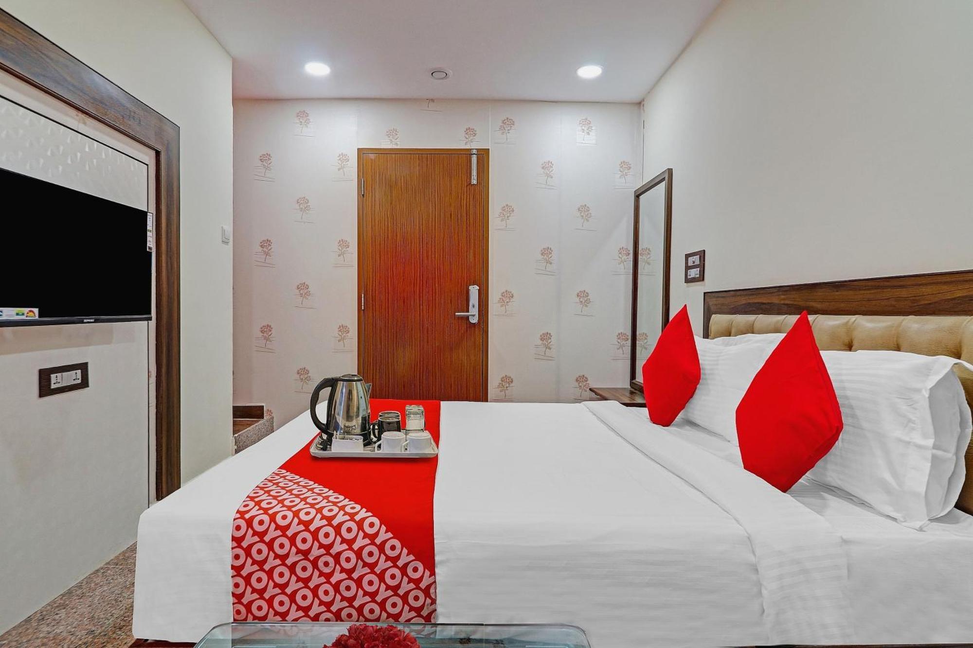 Heavens Inn Near Rasoolpura Metro Station Hyderabad Exterior photo